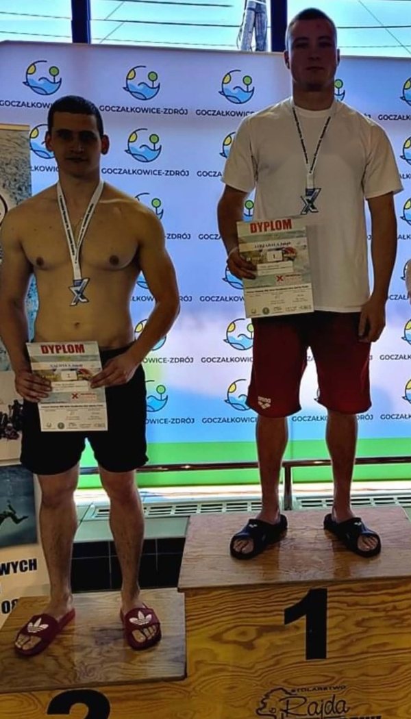 Kuba na najwyższym stopniu podium, Jakub stopień niżej, obaj z medalami i dyplomami