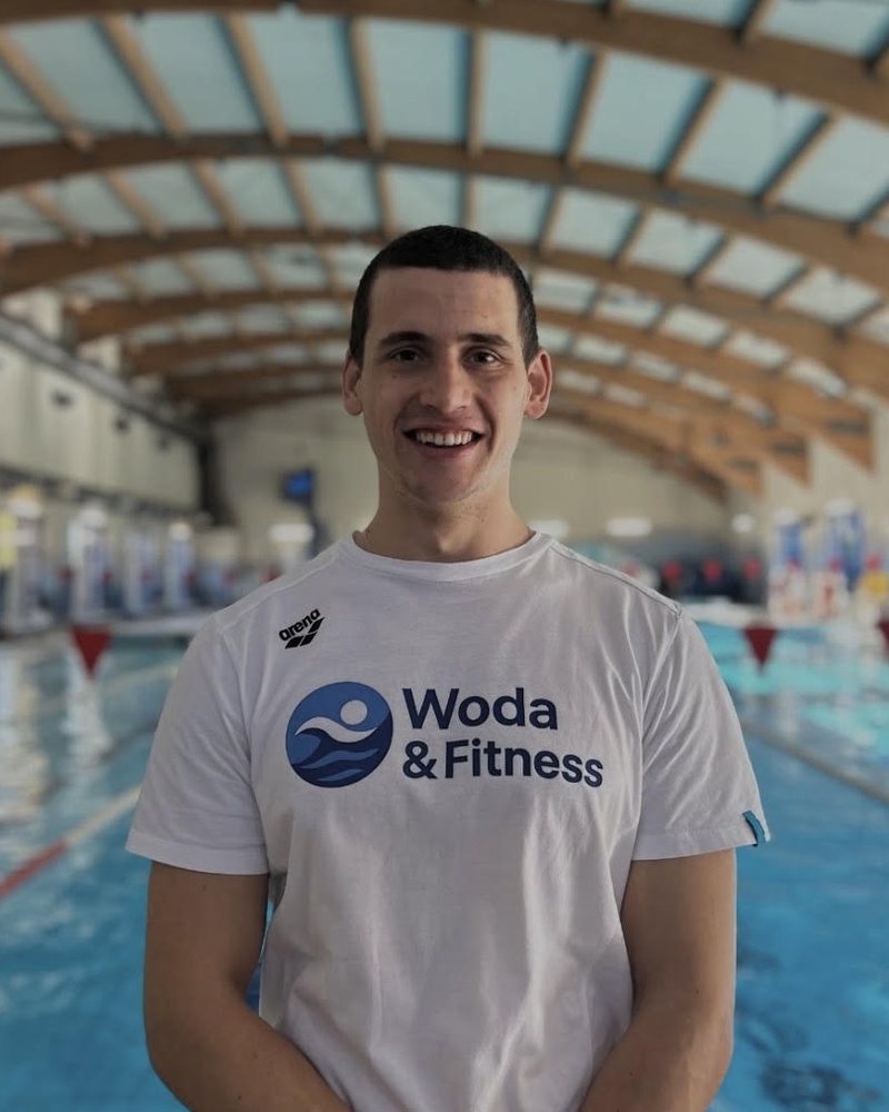 Jakub Nachyła w koszulce Woda & Fitness na krytej pływalni