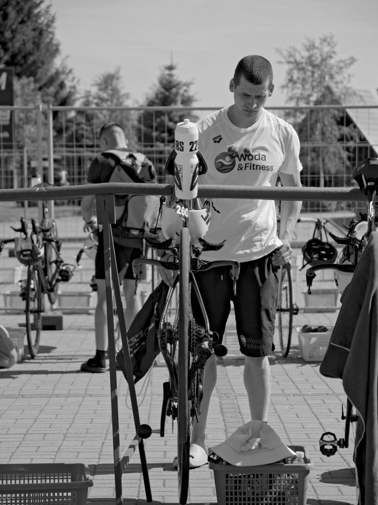 Jakub Nachyła w koszulce Woda & Fitness przy rowerze w strefie zmian